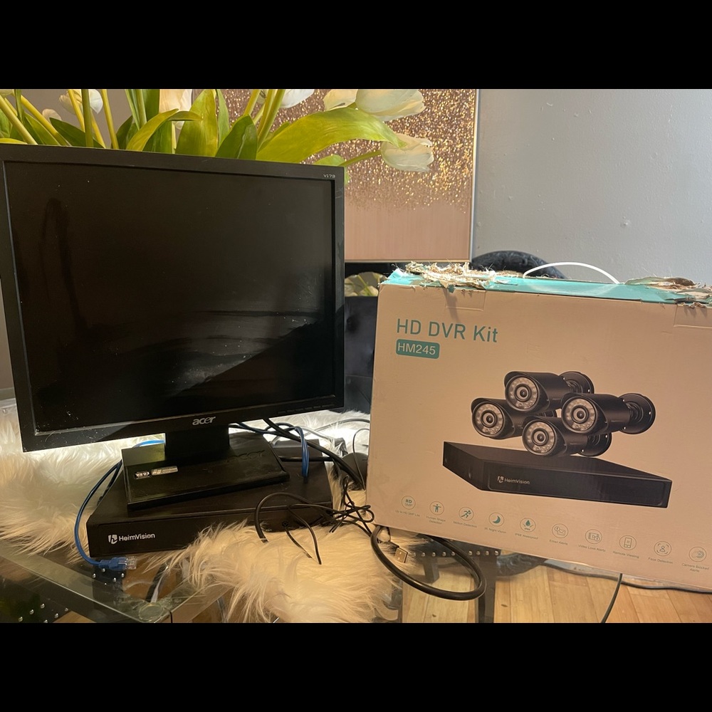 Brand new 4 Camaras w. Monitor (used)
